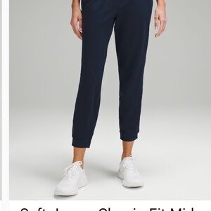 Lululemon Athletica Navy joggers 7/8 in length size 2 very soft.